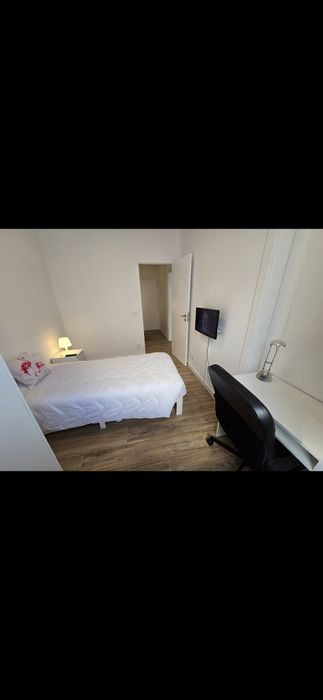 Quarto Novo com TV perto Comboio Queluz..