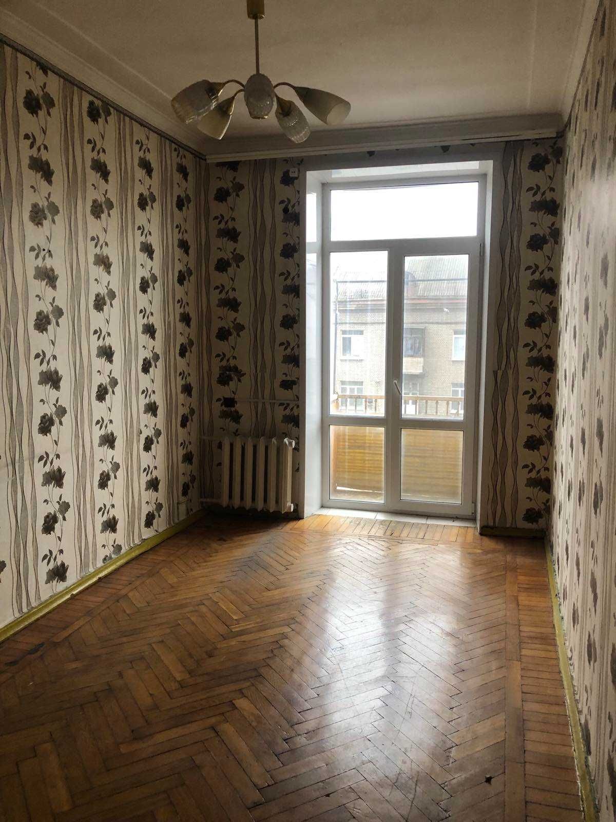 Продам 2 комнатную полнометражную  квартиру улица Базарная 3 этаж