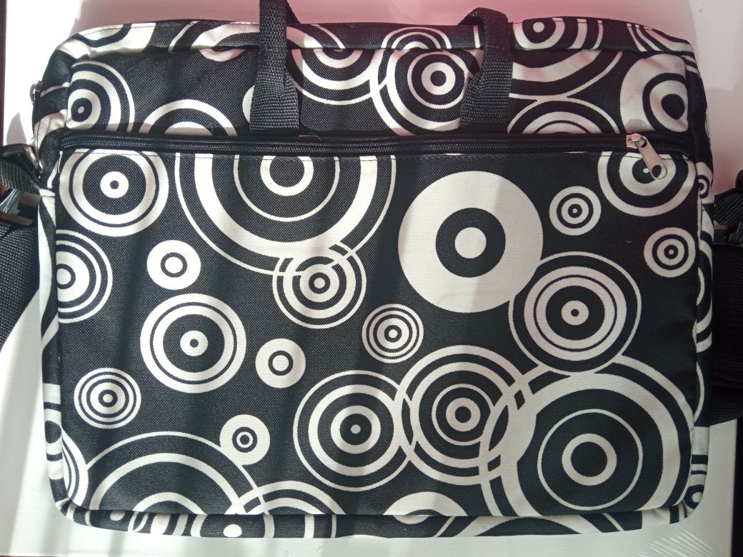 Torba na laptopa ; czarno- biała