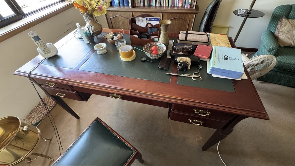 Secretaria de mesa e cadeira em bom estado