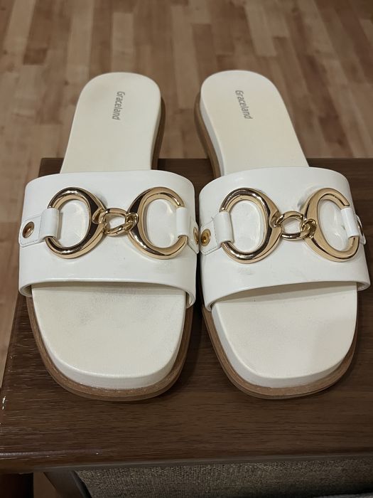 Шльопанці білі жіночі