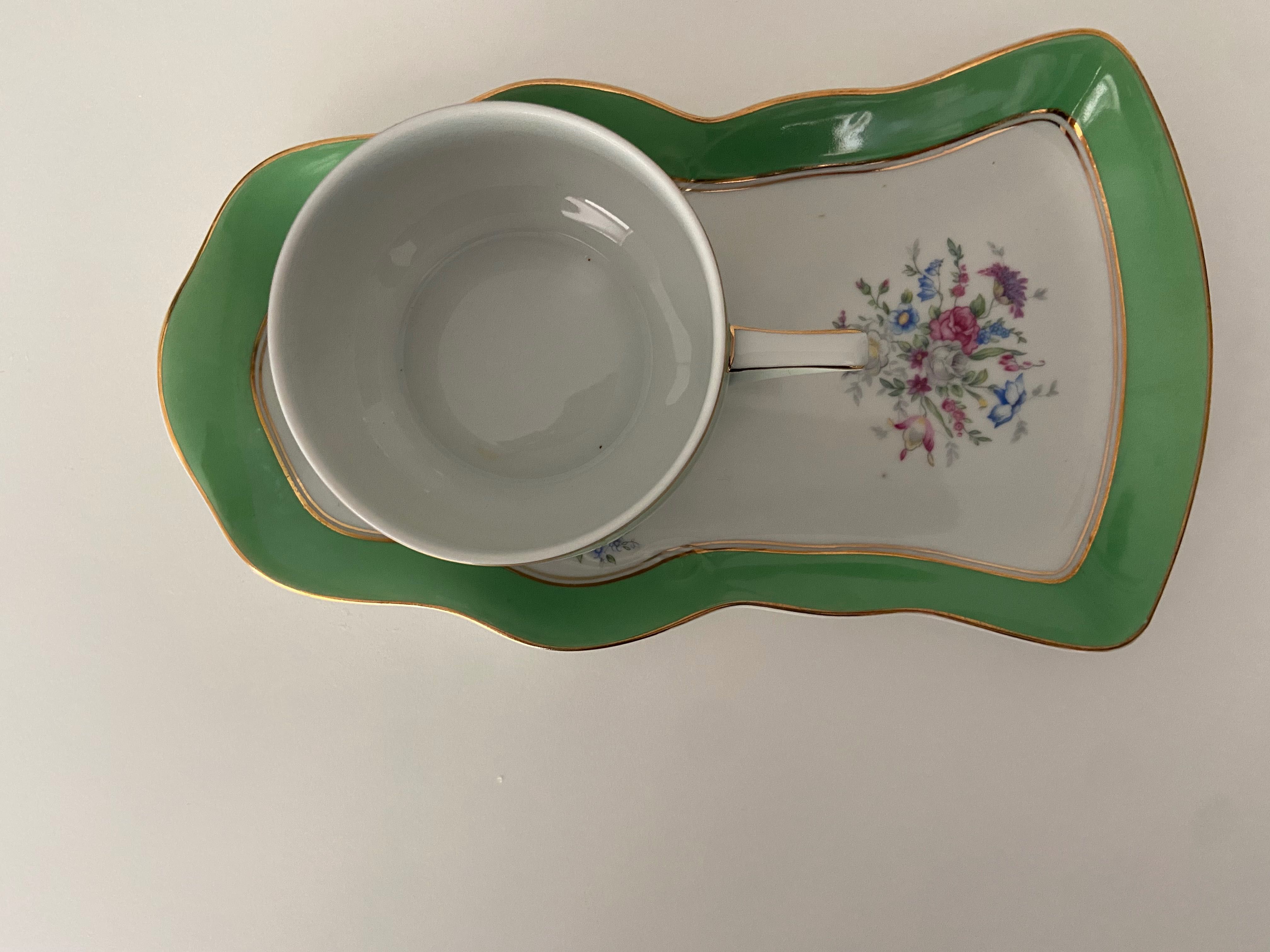Chávena almoçadeira com prato de torradas Candal