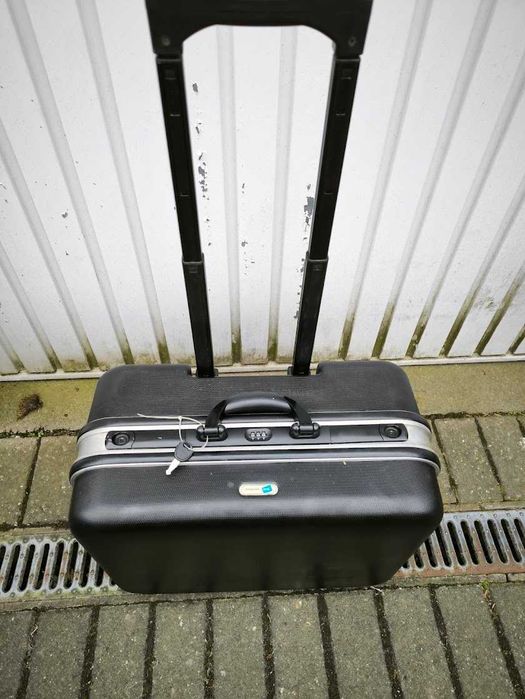 Walizka narzędziowa B-W + narzędzia na kółkach z kluczem