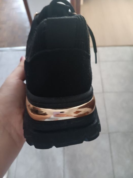 Ténis e botas novos