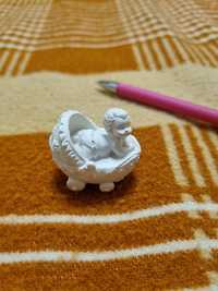 Статуетка маленька біла - дитина у колясці