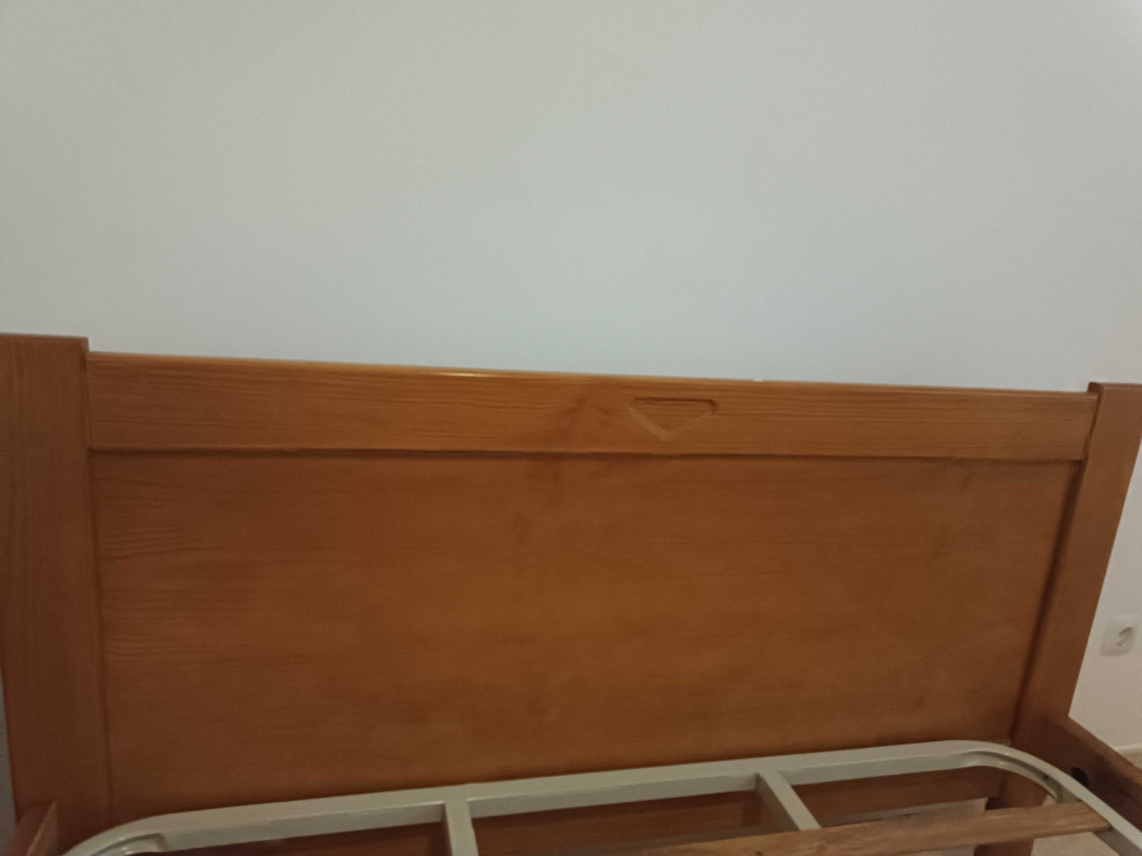 Cama de casal e 2 mesas de cabeceira