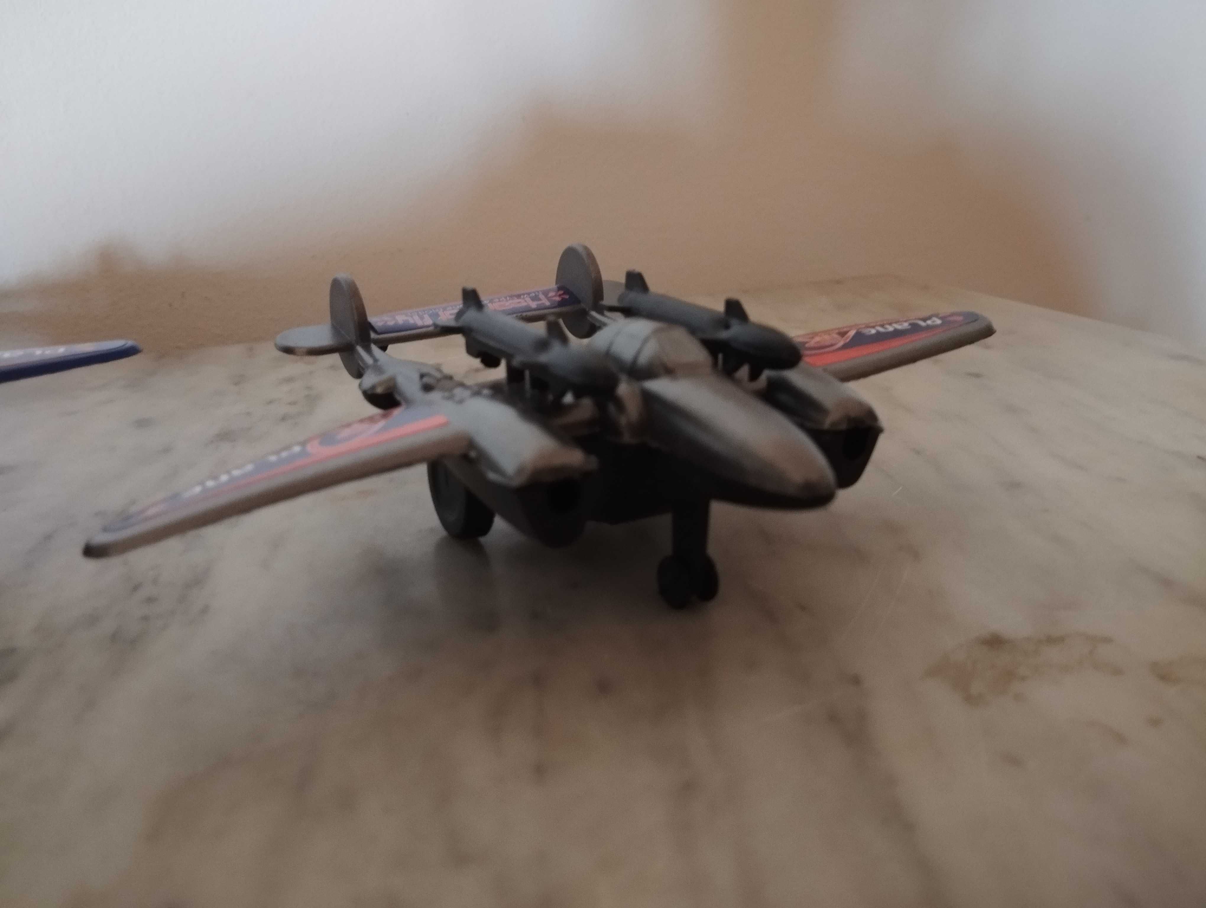 3 aviões de plástico