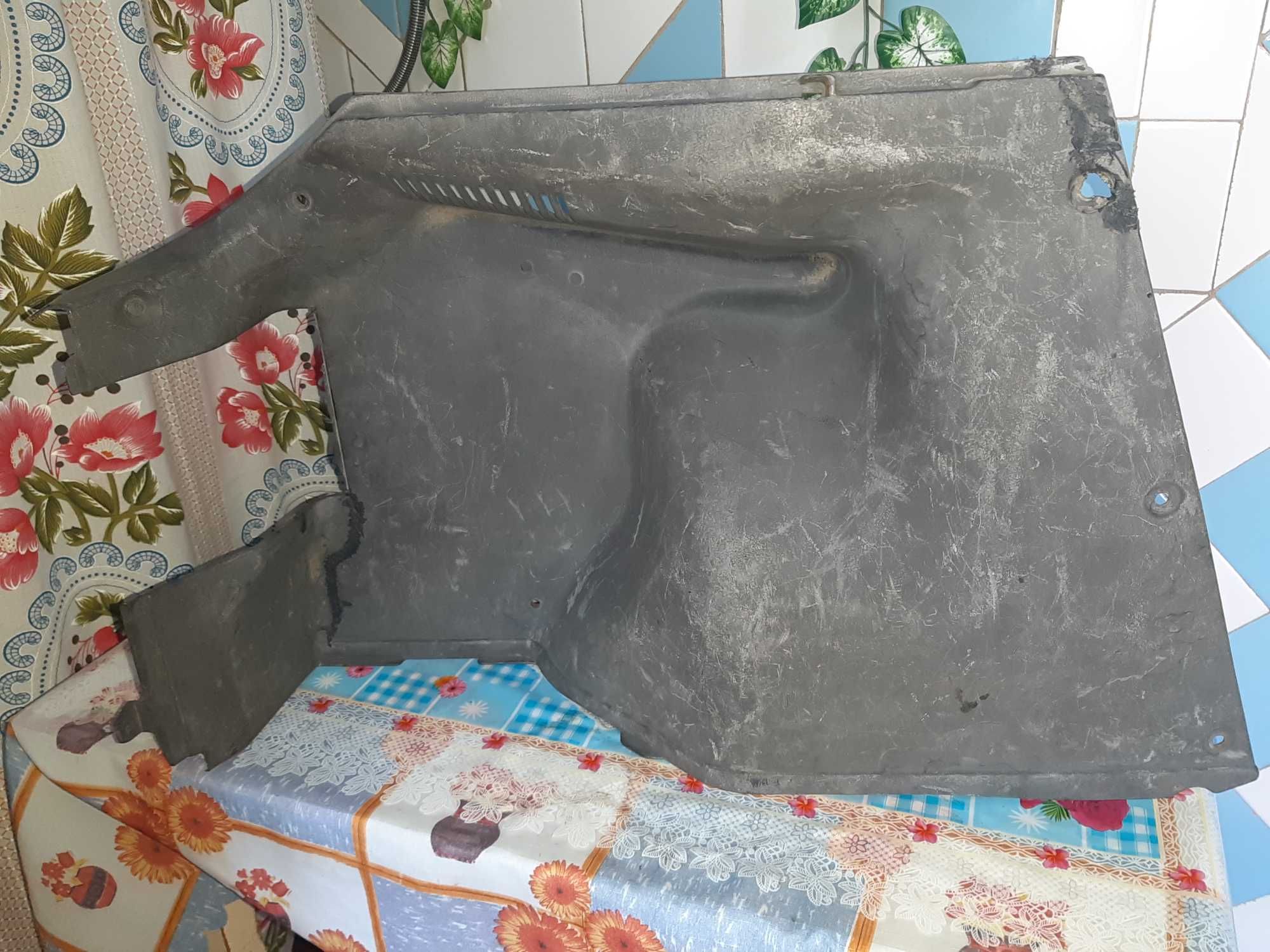 Мазда 323BF карта багажника левая Хечтбек