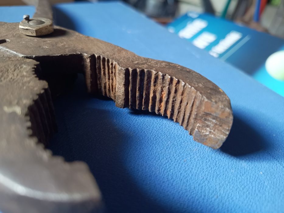 Stare, kute cęgi kowalskie, stare narzędzia.