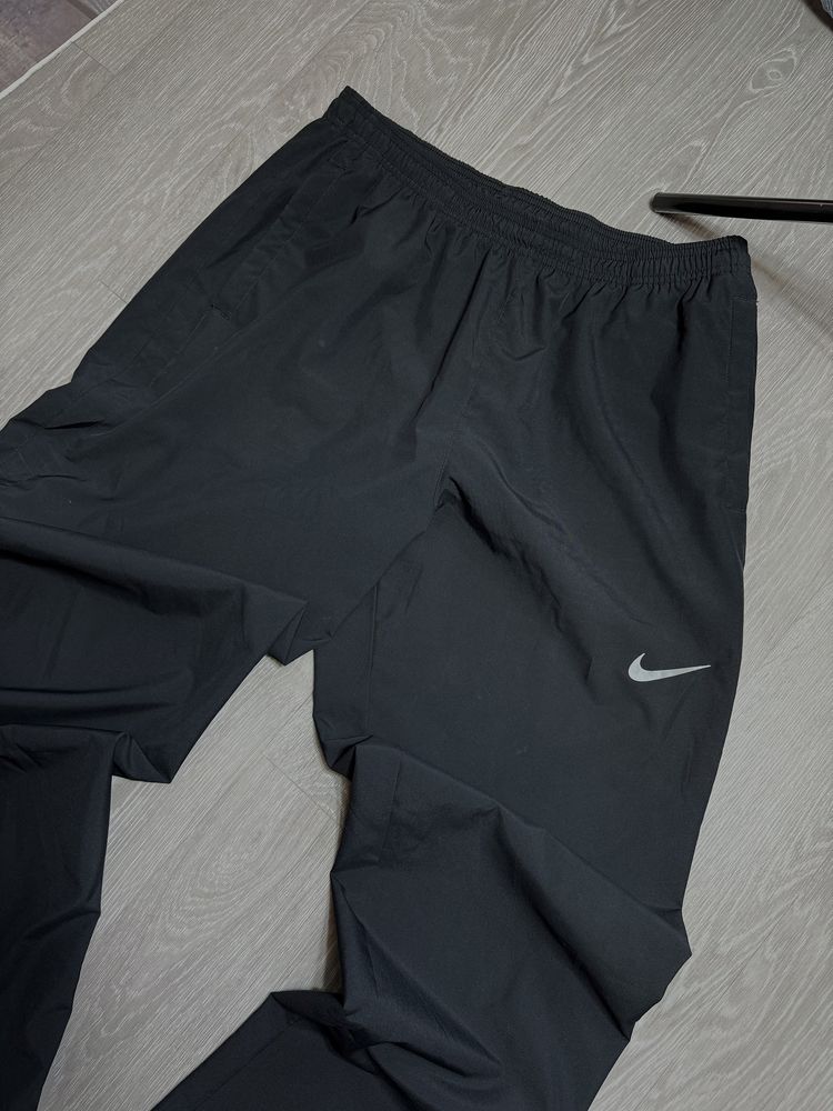 Нейлонові спортивні штани Nike