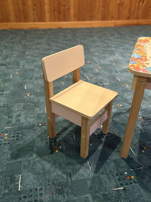 Стіл зі стільцями дитячій.