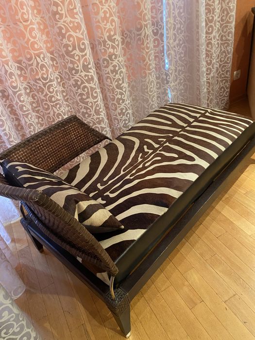 Диван ( оттоманка), натуральна шкіра і дерево, Італія