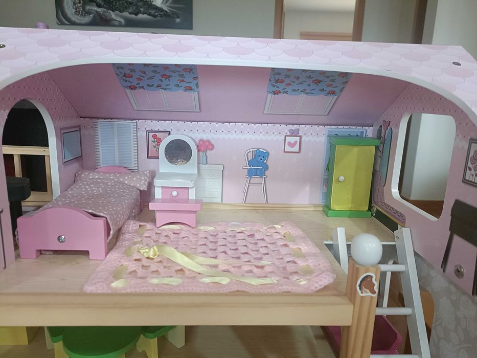 Casinha de madeira para brincar com acessórios