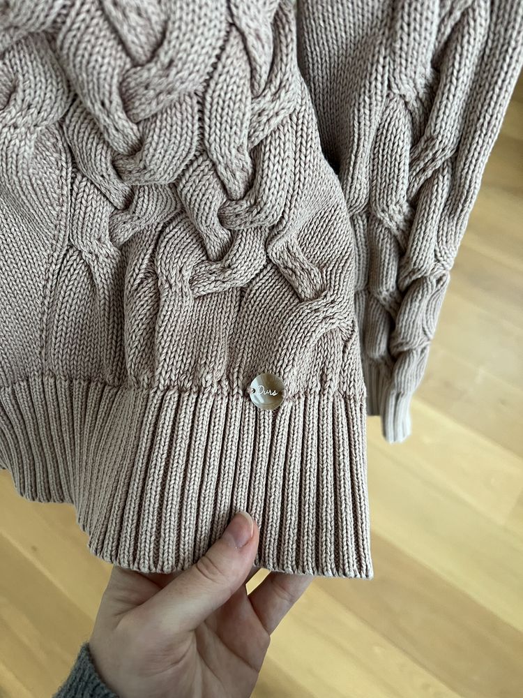 Gruby bawełniany sweter z golfem dłuższy krój warkoczowy splot