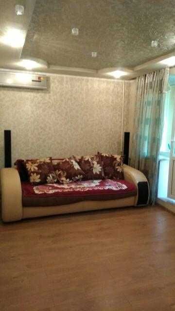 Продам 2 к.із.кв. поряд метро, вул.Гв.Широнінців. 28500 дол.
