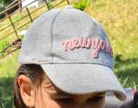Brokatowa dziewczęca czapka z daszkiem HM 5-8 lat bdb