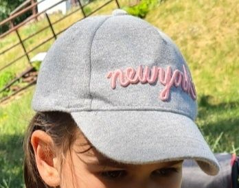 Brokatowa dziewczęca czapka z daszkiem HM 5-8 lat bdb