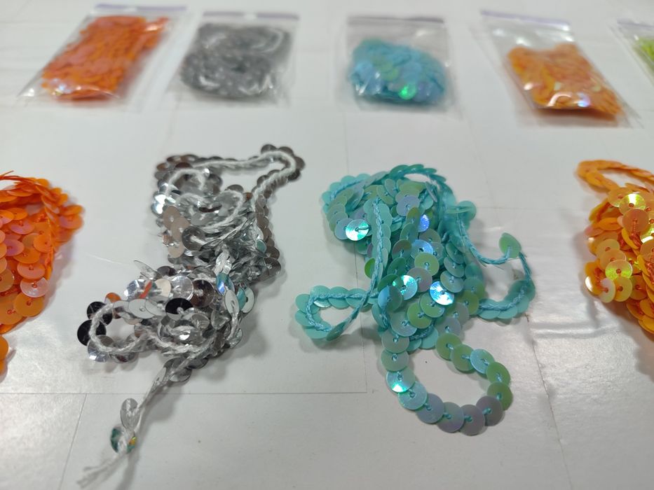 Пайетки на нити .