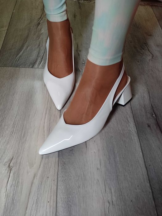 (40) Ekskluzywne, białe czółenka wieczorowe z odkrytą piętą, NOWE