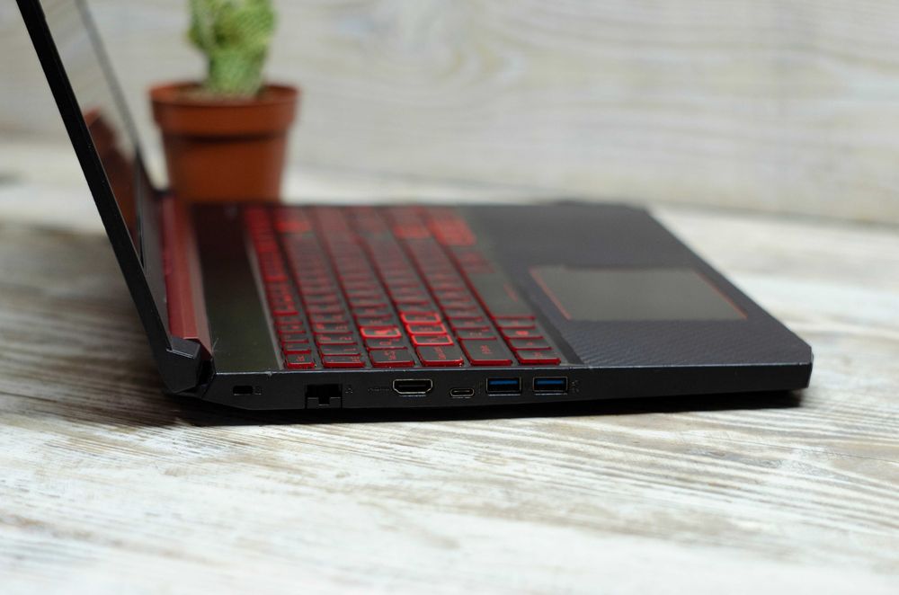 Acer NItro V AN515-54 i5-9300H/DDR4 16Gb/GTX1650 4Gb/SSD 240Gb+HDD 2Tb