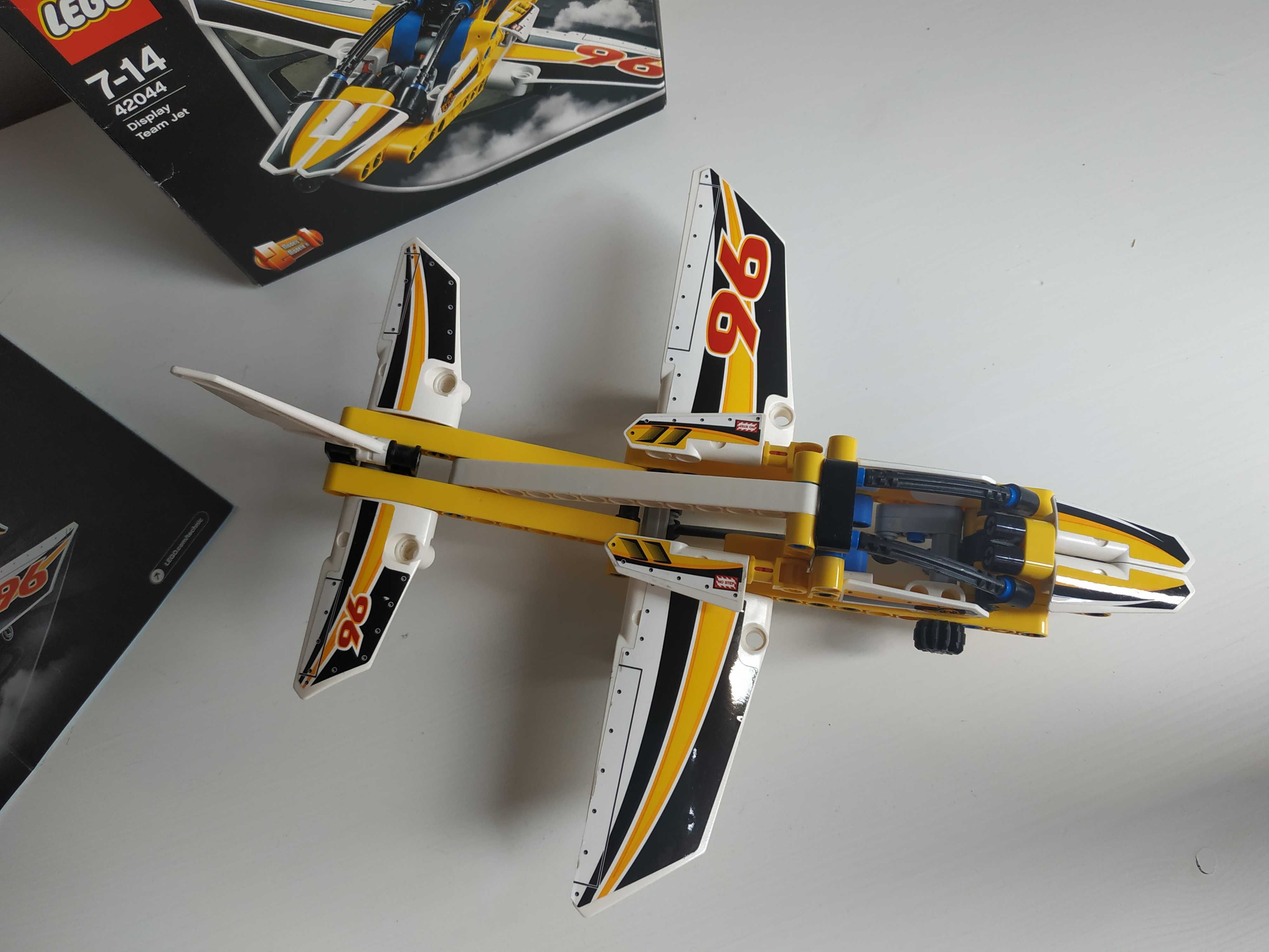 Klocki LEGO 42044 Technic samolot Display Team Jet