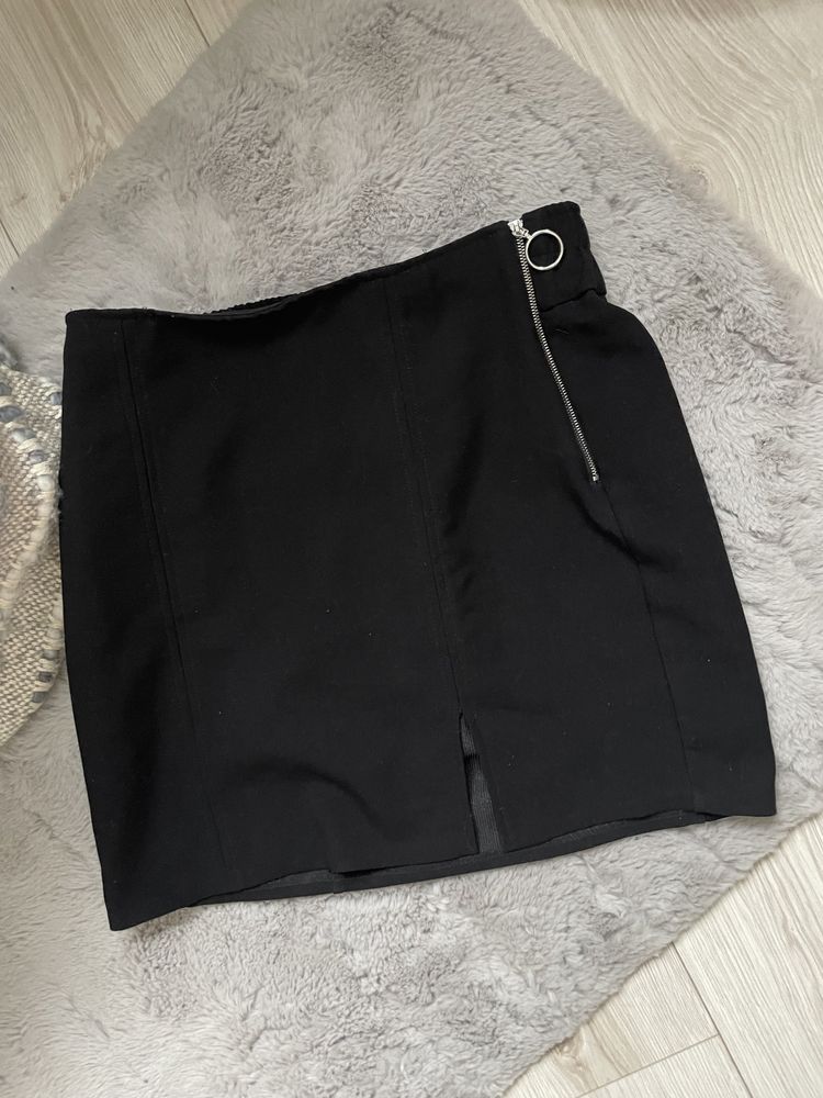 Czarna klasyczna spodnica na gumce z rozcieciem wiskoza