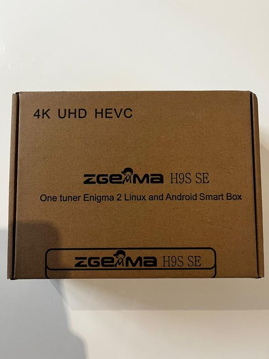 Dekoder ZGEMMA 4K
W zestawie pilot oraz zasilacz. Wszystko