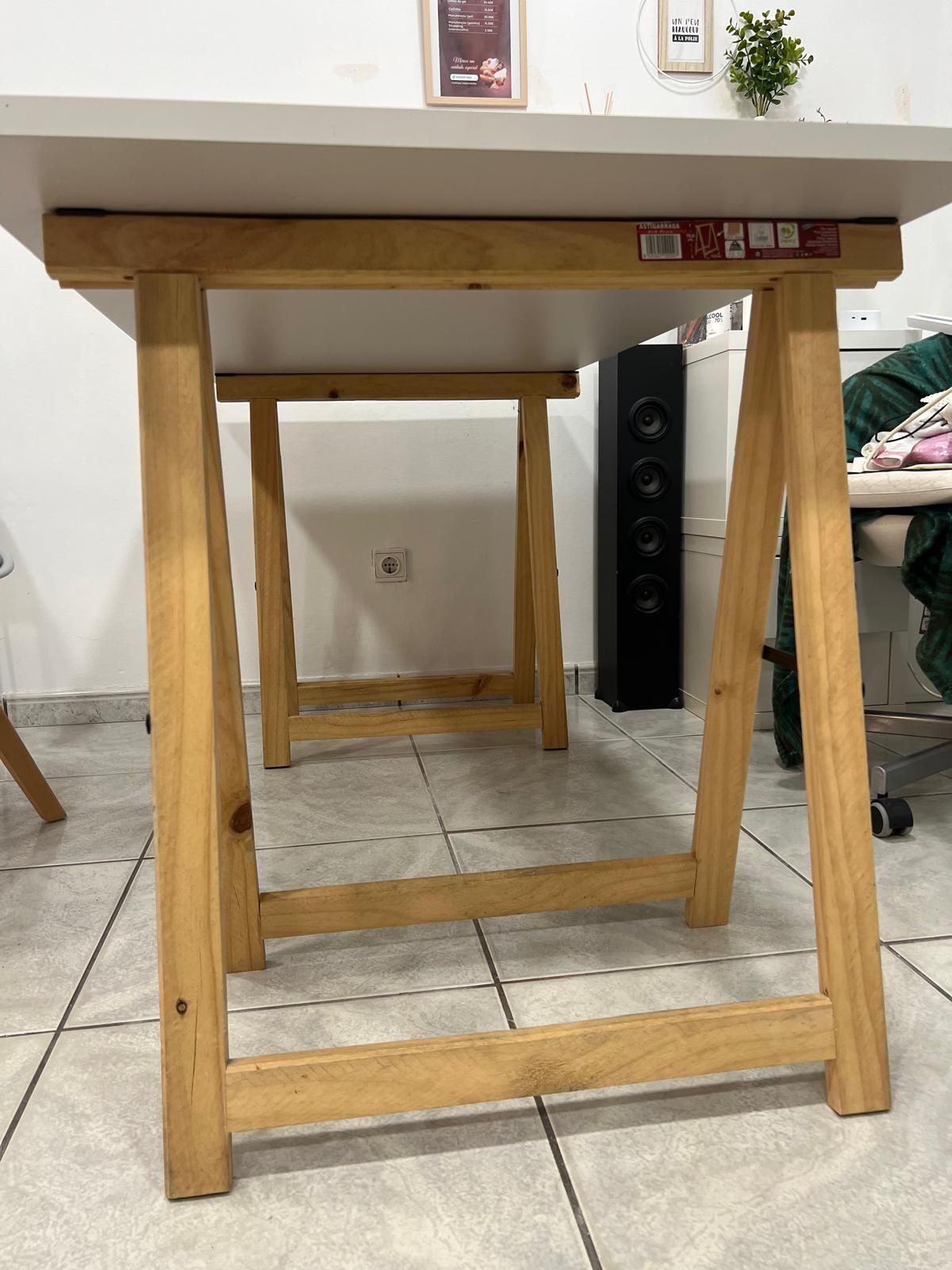 Mesa de escritório ou refeição