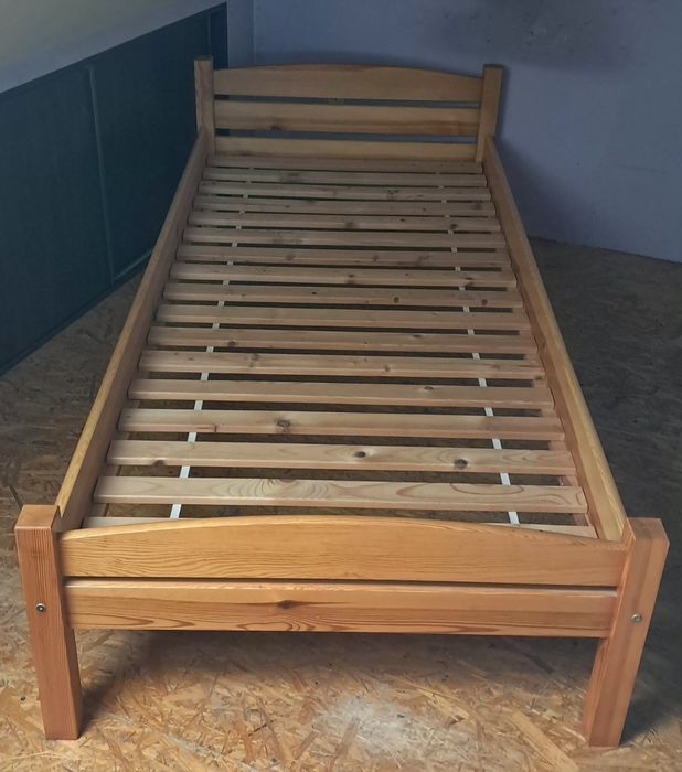 Łóżko sosnowe pojedyncze