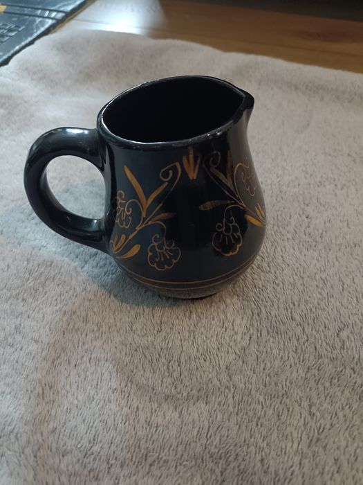 Elegancki czarny serwis kawowy