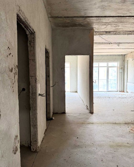 Продається простора 2-кімнатна квартира в центрі Росвигова!