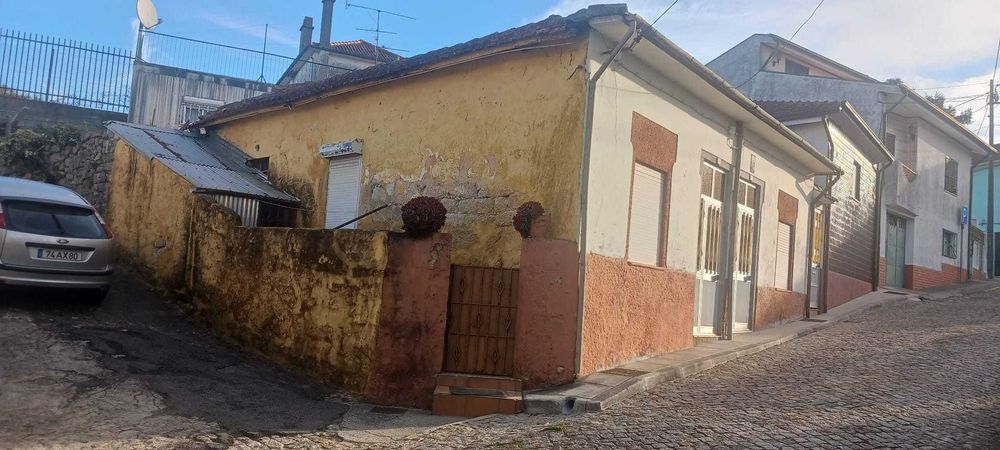 Vendo terreno com duas casas