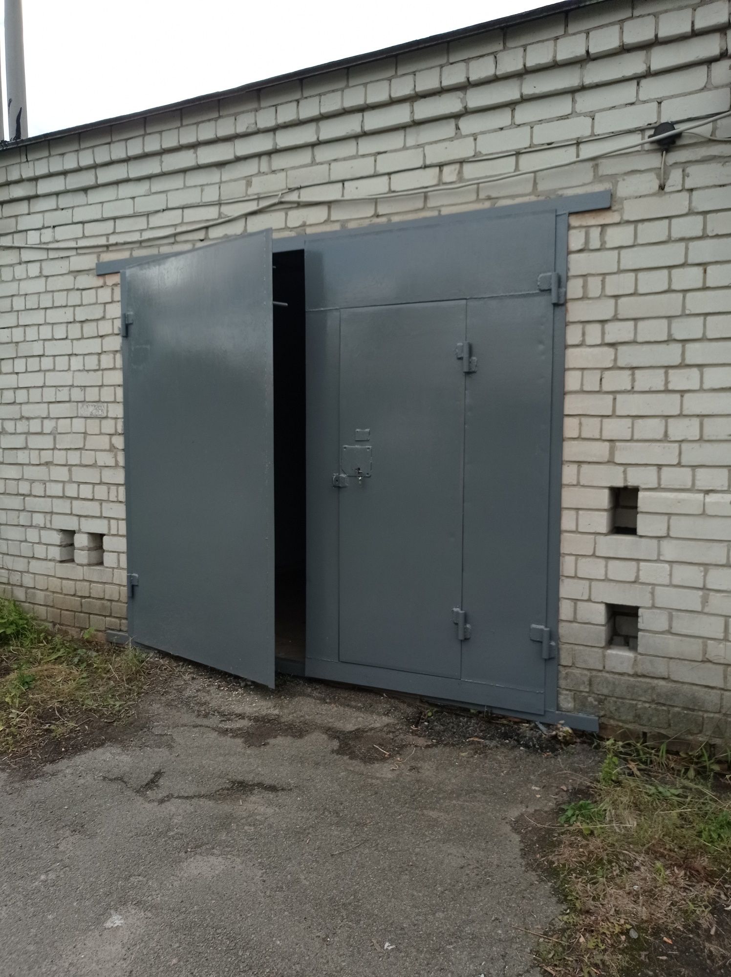 Гараж в районі залізничного вокзалу. Поряд з  АТБ.
