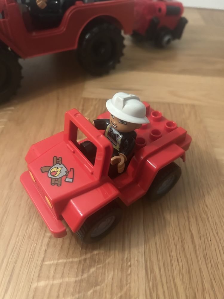 Auta - zestaw (duże auto Bruder plus małe auto plus ludziki)