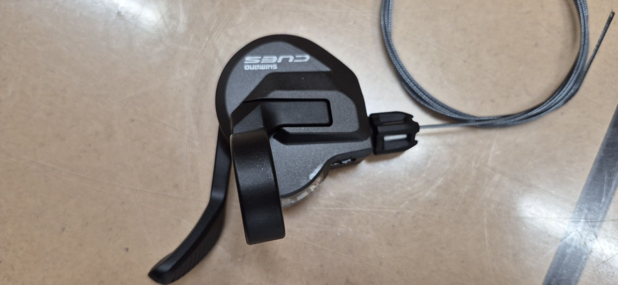 Nr1.  Manetka Shimano Cues SL-U8000.  2s.