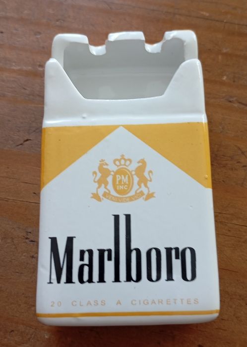 Cinzeiros novos da Marlboro e camel