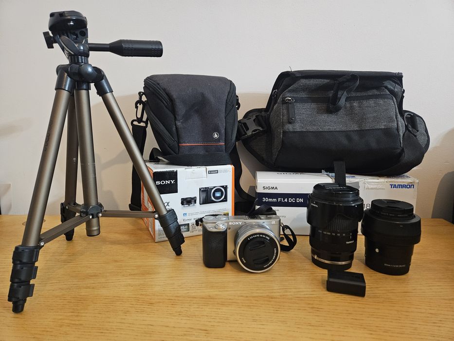 Aparat Sony A6000 z trzema obiektywami i akcesoriami REZERWACJA
