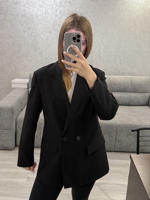 чорний піджак вільного крою