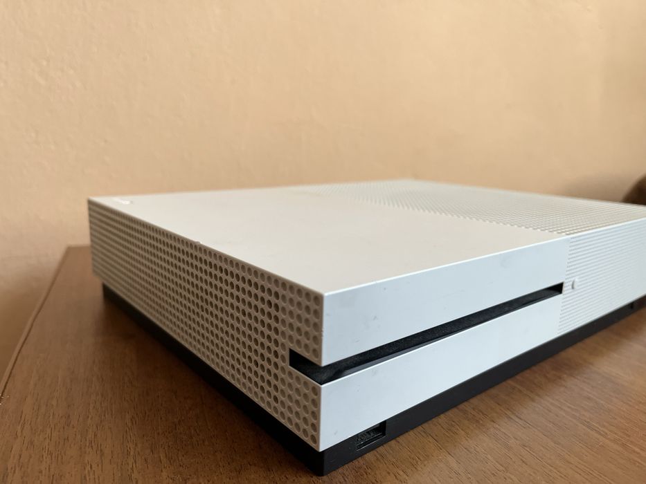 Продам свій Xbox one 1tb в гарному стані