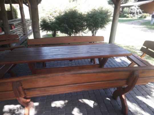 Zestaw mebli ogrodowych drewnianych stół i 4 ławki