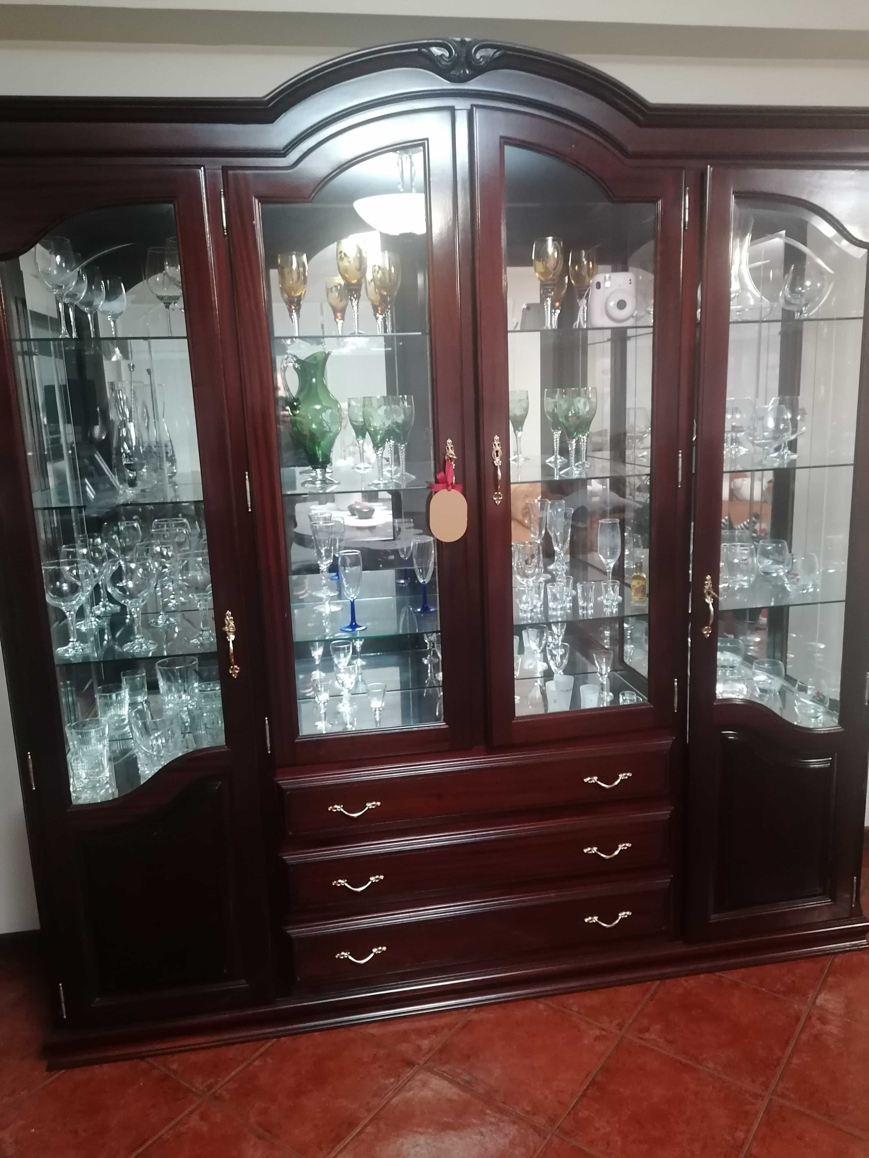 Móvel sala com gavetas e vitrina para copos