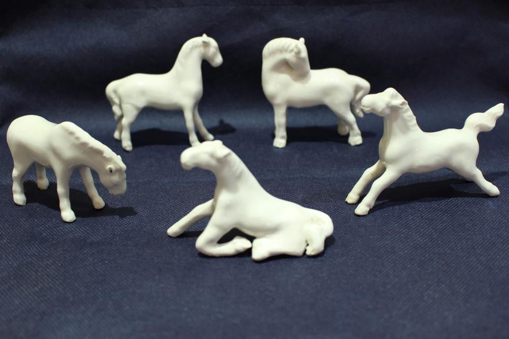 Conjunto de Cavalos em Porcelana Branca Chinesa Dinastia Tang XX