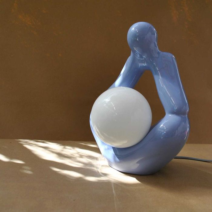 Lampa stojąca ceramiczna- człowiek, fioletowa, z kloszem