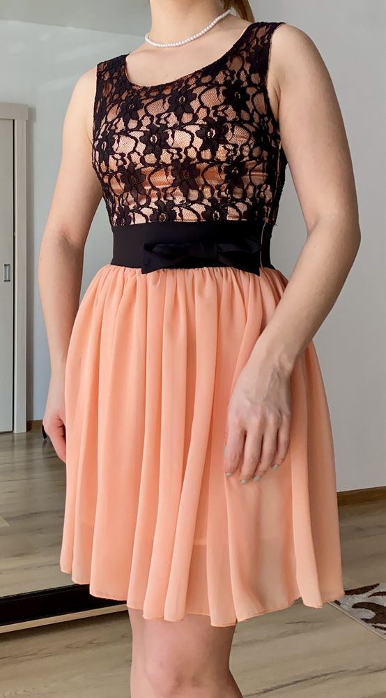 Сукня персикового кольору з чорним мереживом, розмір S