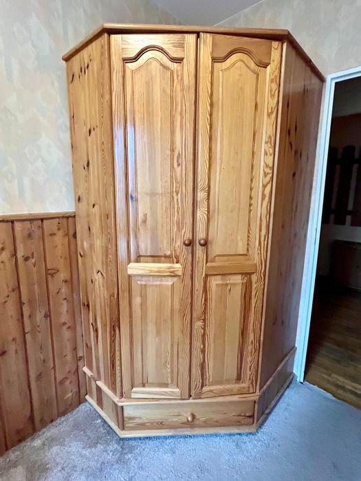Duża drewniana szafa narożna