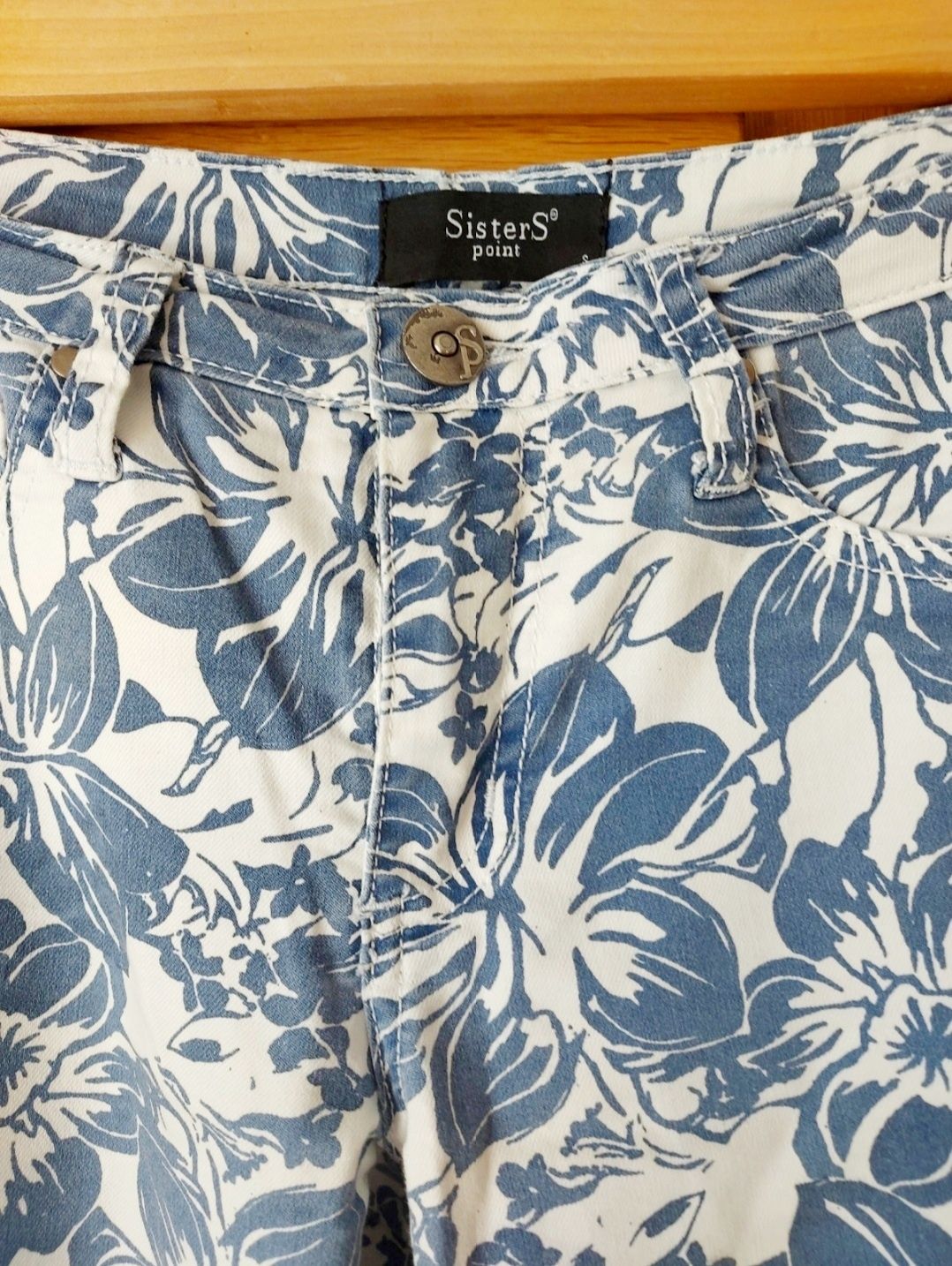 Sisters Point niebanalne spodnie w dżinsowe kwiaty Power Flower r.S