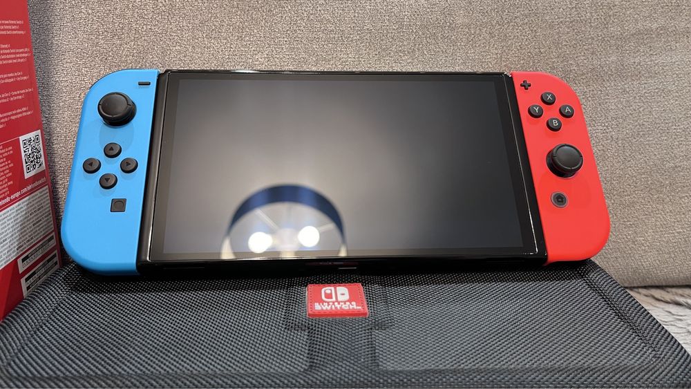 Nintendo Switch OLED + Etui Big Ben