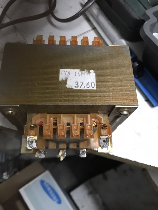 Transformador 200VA 25+25volts cada saida 4 Amperes.
