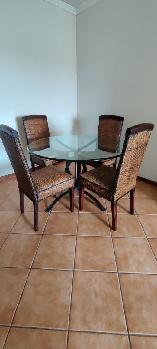 Mesa redonda e 4 cadeiras (junto ou separado)