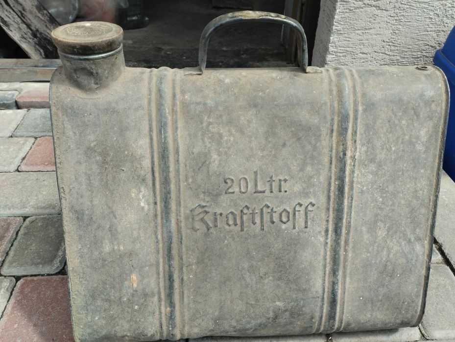 Трикутна німецька каністра 20л
